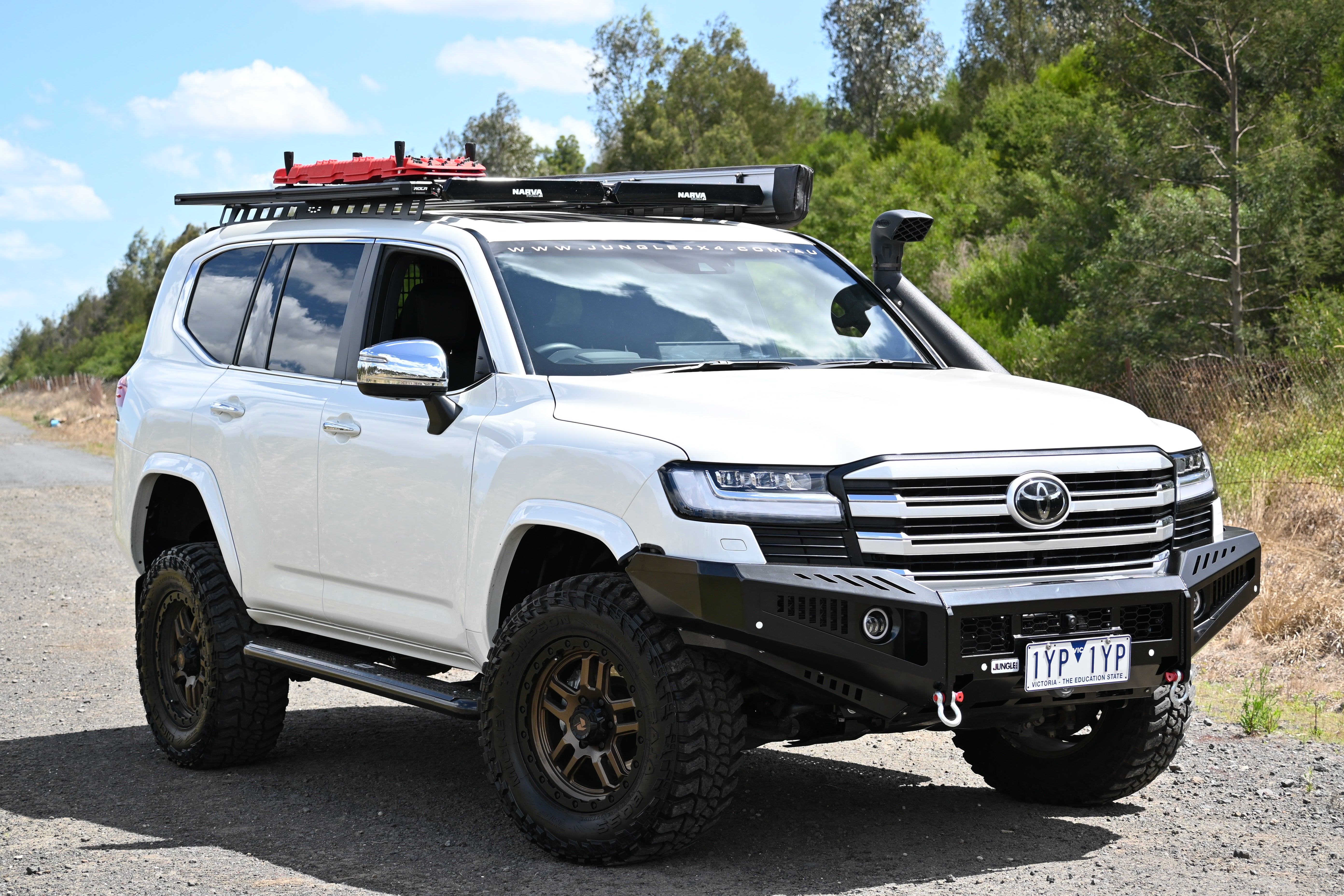 Loopless Sports Bull Bar – Fitted